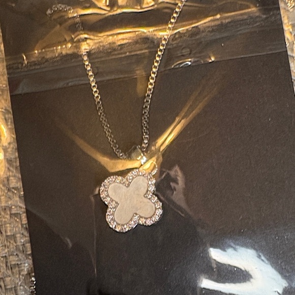 Elegant Silver Pendant Necklace - Picture 4 of 4